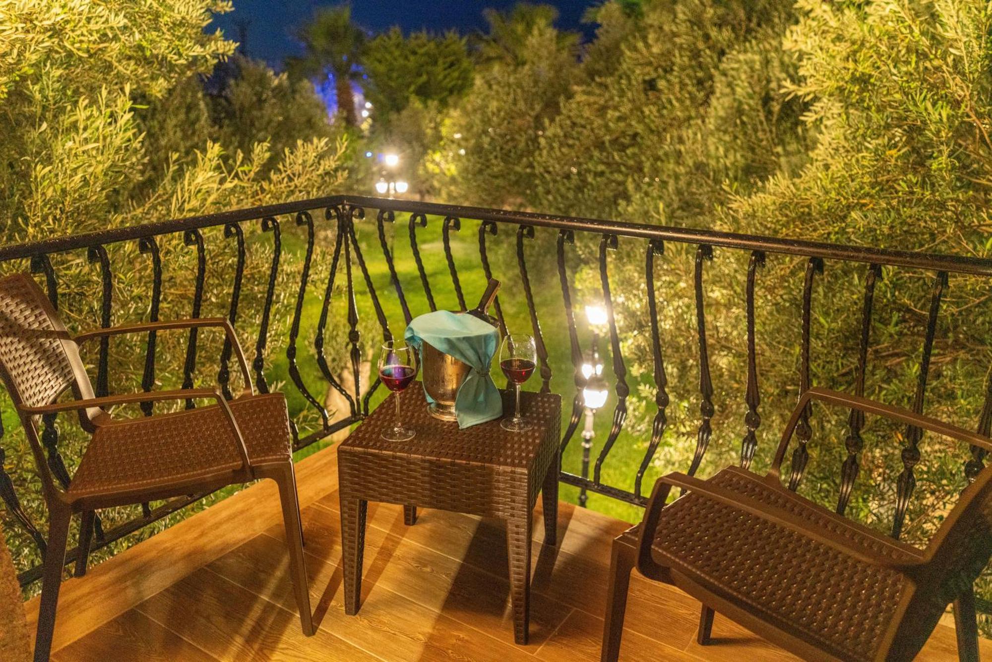 Assos Park Hotel Bagian luar foto