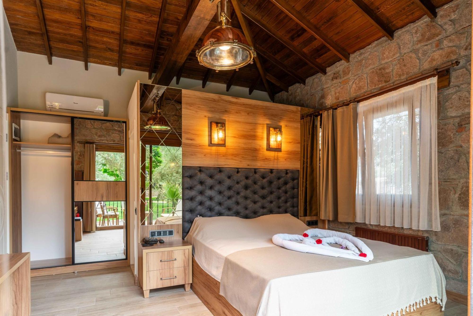 Assos Park Hotel Bagian luar foto